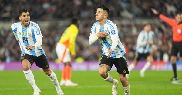 Thiago Almada salvó a Argentina con uno menos y evitó la caída ante Colombia