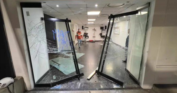 Tras la condena a Cristina: manifestantes destrozan las instalaciones de en TN y Canal 13