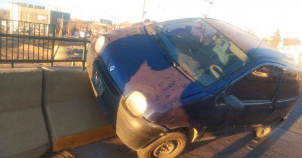 Un auto quedó suspendido al límite del puente peatonal que cruza la Ruta 7