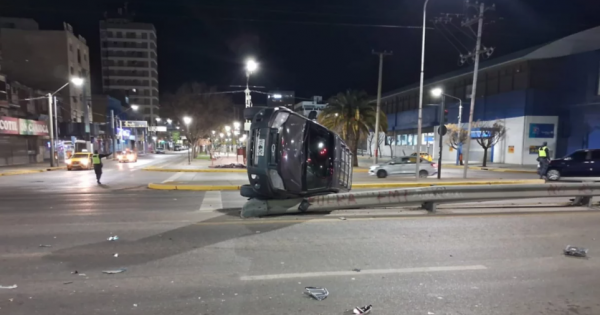 Impactante accidente en Neuquén: un auto terminó sobre el guardarraíl Impactante accidente en Neuquén: un auto terminó sobre el guardarraíl