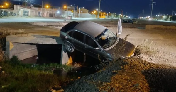Un auto quedó colgado de un puente inconcluso en Centenario: se salvó por poco