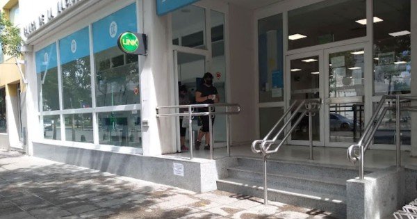 Falleció un jubilado esperando en el cajero automático en un Banco Nación