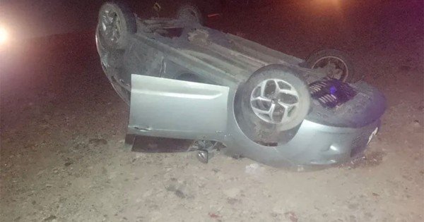 Accidentes en las rutas: cayó el kayak de una camioneta sobre un auto qué volcó Accidentes en las rutas: cayó el kayak de una camioneta sobre un auto qué volcó