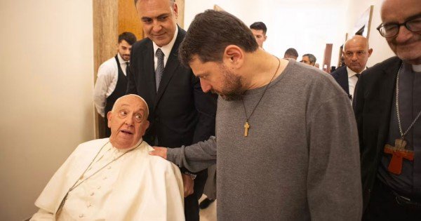 Adorni compartió un mensaje conciliador hacia el el papa Francisco Adorni compartió un mensaje conciliador hacia el el papa Francisco