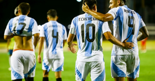 Argentina empató 1-1 con Colombia y sigue líder e invicto en su zona
