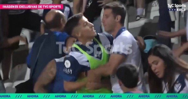 Batalla entre hinchas y jugadores de Vélez tras la derrota en la final de Copa Argentina Batalla entre hinchas y jugadores de Vélez tras la derrota en la final de Copa Argentina