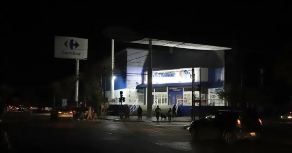 El corte de luz en Neuquén generó un incidente en el Carrefour de Avenida Olascoaga El corte de luz en Neuquén generó un incidente en el Carrefour de Avenida Olascoaga