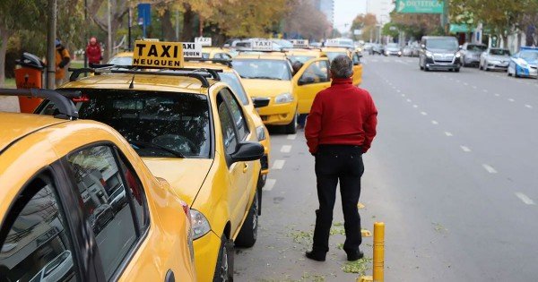 Emergencia entre los conductores de taxis por la fuerte baja de trabajo Emergencia entre los conductores de taxis por la fuerte baja de trabajo