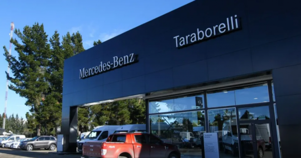 Impactante asalto a concesionaria: roban una camioneta y una gran suma de dinero