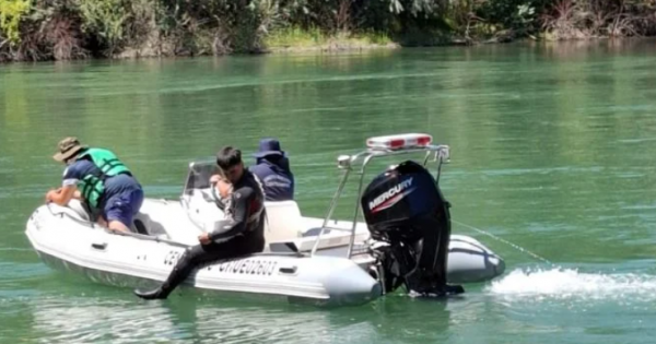 La crecida del río complica el rescate del cuerpo que se encontraba flotando La crecida del río complica el rescate del cuerpo que se encontraba flotando