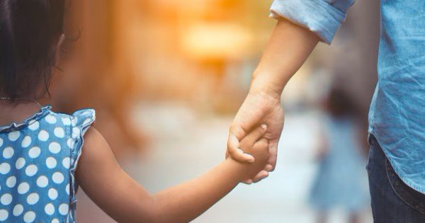 Madre desobedece fallos y se muda con su hija a Buenos Aires