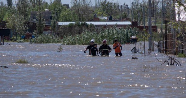 Neuquén refuerza la ayuda a Bahía Blanca con personal y equipos de emergencia