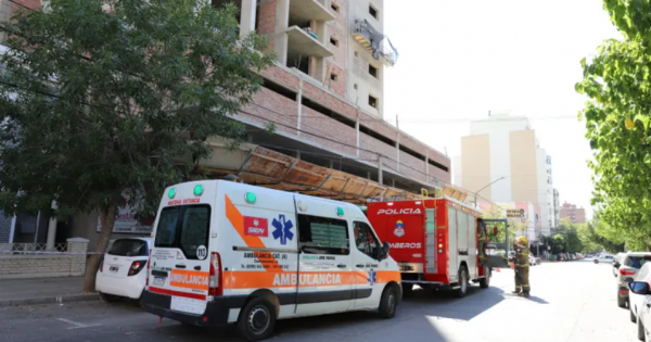 Se cayó un andamio en una obra en pleno centro de Neuquén
