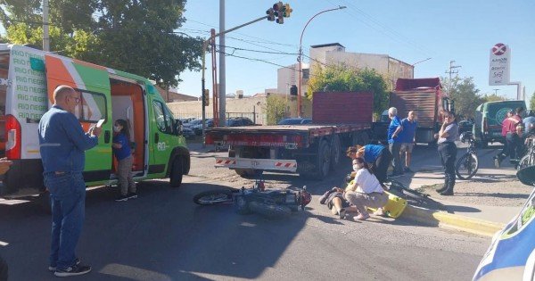 Un policía en moto chocó contra un camión y su estado de salud es delicado