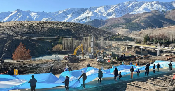 La bandera más larga de Neuquén crece: este año se volvió a desplegar en Andacollo La bandera más larga de Neuquén crece: este año se volvió a desplegar en Andacollo