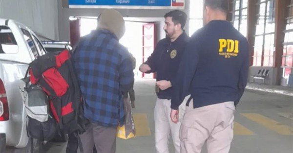 Detenido tras tres días de caminata para cruzar ilegalmente desde Chile Detenido tras tres días de caminata para cruzar ilegalmente desde Chile