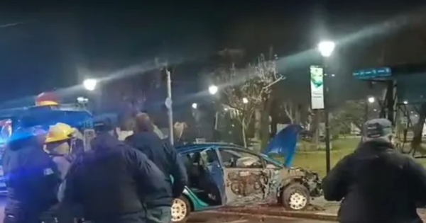 Impactante accidente en el Parque Central: un auto destruyó una garita de colectivos