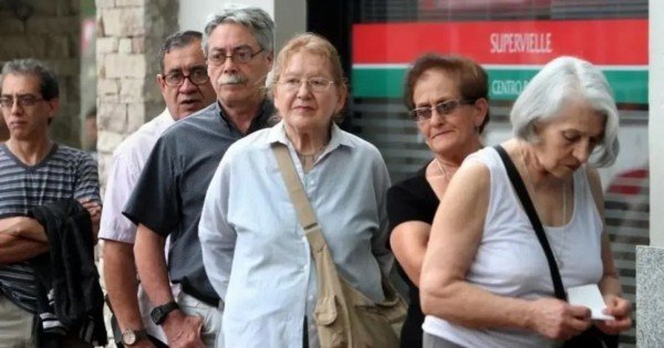 El Gobierno oficializó el bono de .000: así quedarán las jubilaciones en agosto