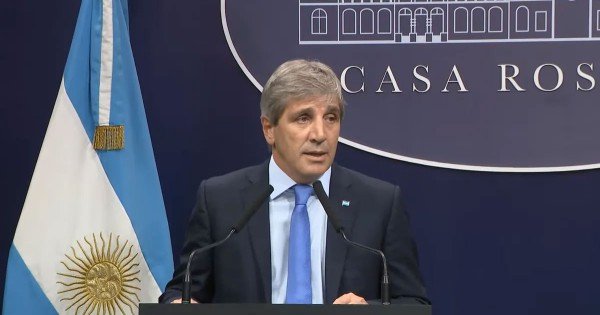 Caputo ordenó ajustar costos que afectarán las tarifas de luz y gas en agosto