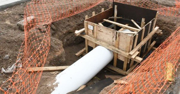 Continúan los avances de obras pluviales y de asfalto en el bajo de Neuquén