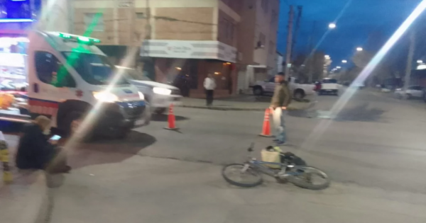 Una ciclista resultó herida tras ser embestida por una camioneta en el centro