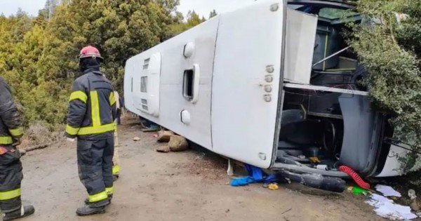Vuelco de micro en Villa Traful: más de 20 turistas heridos y 5 en estado grave