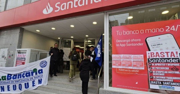 El banco Santander ya ha cesanteado a la mitad de sus empleados