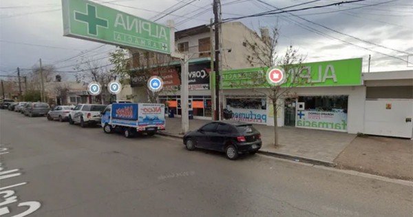 Encapuchado asaltó una farmacia y escapó con más de 0 mil