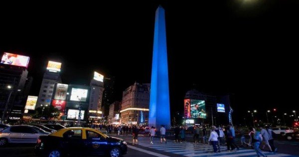 El Obelisco se tiñe de azul por el Día Internacional contra la Trata de Personas