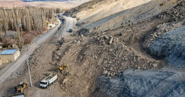 Ya removieron la mitad del material que bloqueó el cerro en Chos Malal