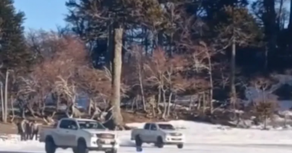 Conductores imprudentes realizaron maniobras peligrosas en una laguna congelada