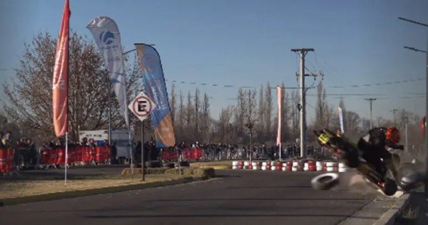 El fuerte accidente de un piloto neuquino en una exhibición de karting El fuerte accidente de un piloto neuquino en una exhibición de karting