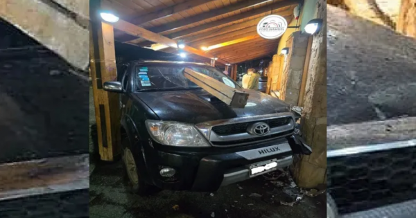 Descontrol en la madrugada: se subió a la vereda y casi destroza un local céntrico