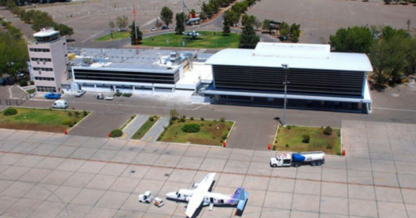 La niebla paraliza vuelos en el aeropuerto neuquino: hay demoras y desvíos