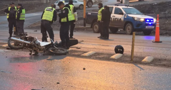 Una motociclista murió embestida por un auto en la Ruta 7 y el conductor se fugó Una motociclista murió embestida por un auto en la Ruta 7 y el conductor se fugó