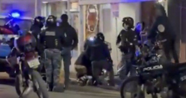 Una violenta persecución dejó dos detenidos frente a una casa velatoria Una violenta persecución dejó dos detenidos frente a una casa velatoria