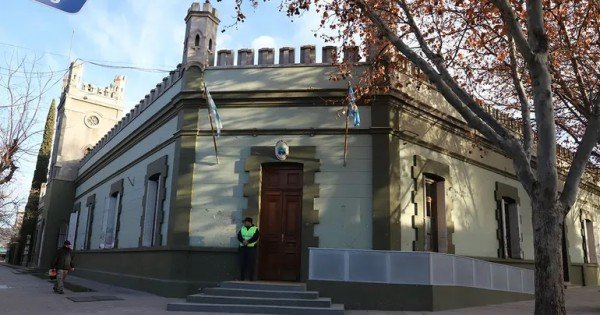 Abogada del Gobierno neuquino despedida por viajar al exterior en licencia médica