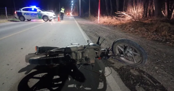 Murió un motociclista y otro resultó herido tras chocar contra un poste en Cipolletti