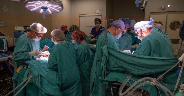 Cómo fue la compleja cirugía de separación de las siamesas en el Garrahan