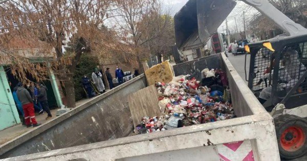 Animales y basura: el dramático rescate en la casa de un acumulador Animales y basura: el dramático rescate en la casa de un acumulador