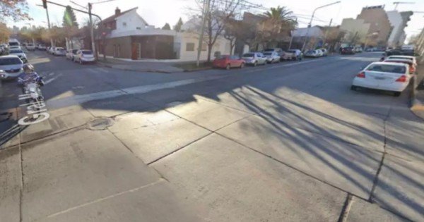 Un auto con un nene adentro se movió solo y provocó un choque en pleno centro Un auto con un nene adentro se movió solo y provocó un choque en pleno centro