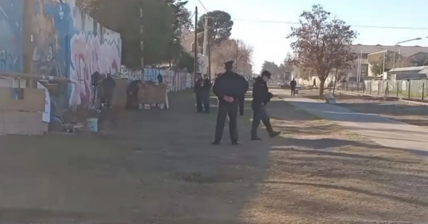 Desalojaron a 14 personas en situación de calle en el centro de Neuquén
