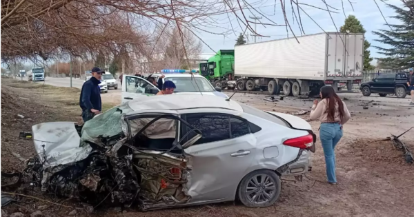 Robo y accidente en Allen: un auto chocó contra un camión tras una persecución