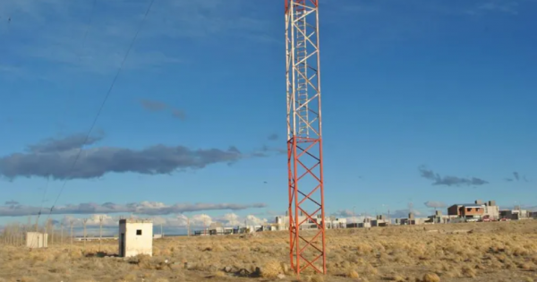 Una adolescente intentó suicidarse al arrojarse de la antena de Radio Nacional en Zapala Una adolescente intentó suicidarse al arrojarse de la antena de Radio Nacional en Zapala