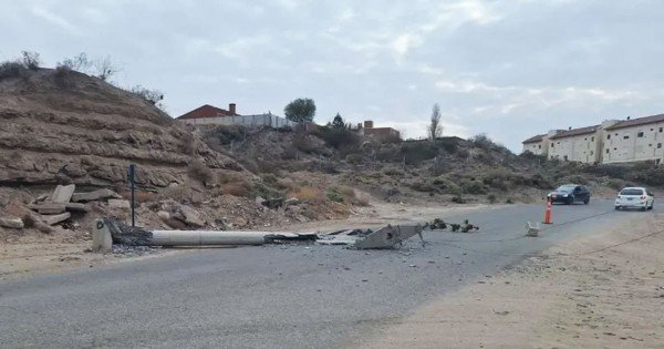 Un choque contra un poste de CALF deja a varios vecinos sin luz