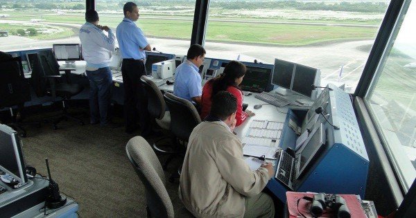 Controladores aéreos anuncian paro escalonado: vuelos afectados varios días Controladores aéreos anuncian paro escalonado: vuelos afectados varios días