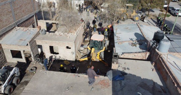 Derriban una casa narco en Centenario: es la segunda demolición en Neuquén