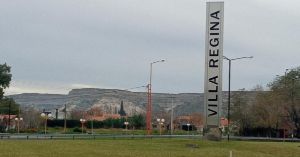 Dos jóvenes cayeron desde un puente peatonal mientras circulaban en moto