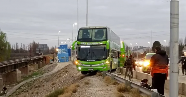 Un colectivo quedó colgado del Puente Carretero entre Neuquén y Cipolletti