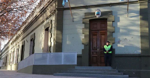 Continúan los despidos: habría cobrado sin trabajar viviendo en el extranjero